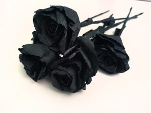 Rosas negras de papel