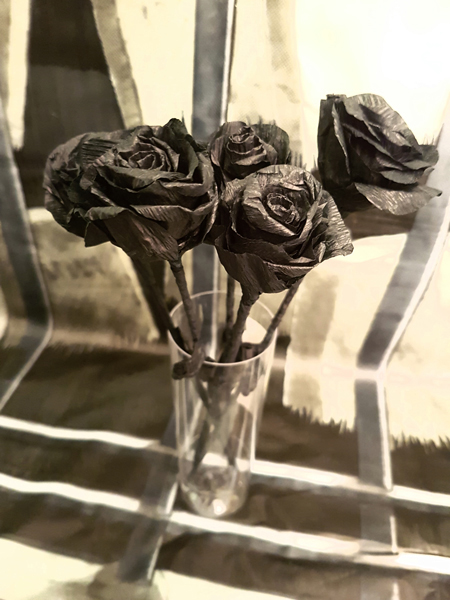 rosas negras en vaso para halloween