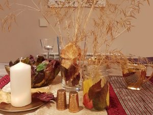 Thanksgiving table decor with fall leaves