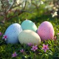 Huevos de pascua en jardin entre flores