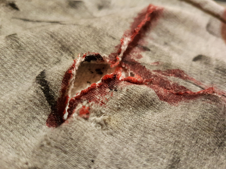 Detalle pantalón zombie herida con sangre
