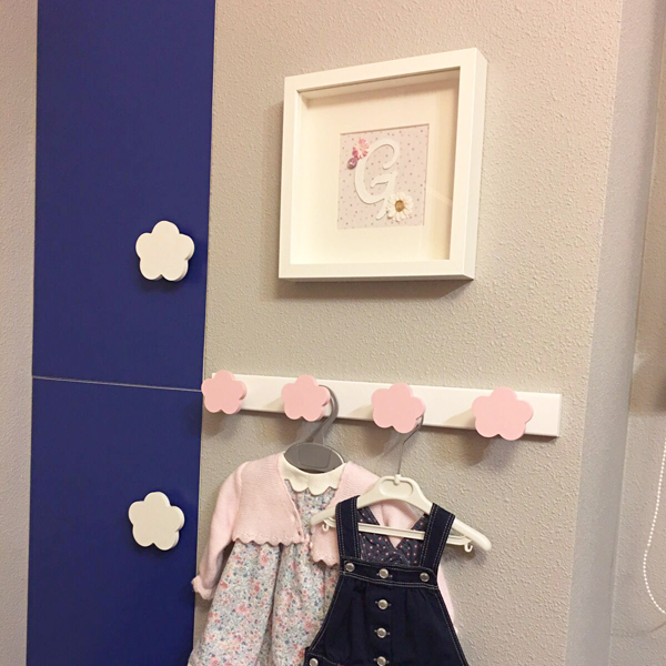 Marco letra inicial niña rosa y blanco en pared