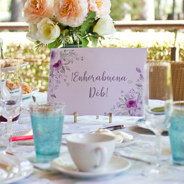 cartel celebracion flores moradas en mesa